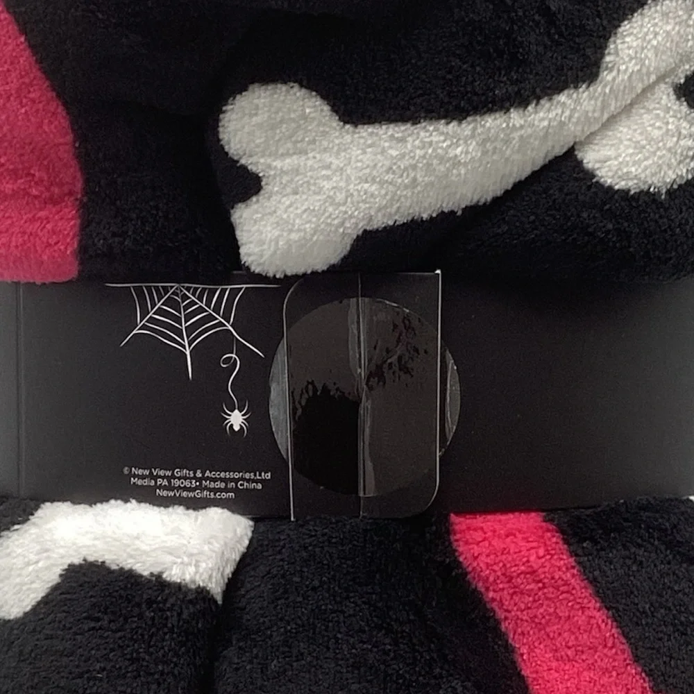 New View Gifts & Accessories Halloween “Skeleton” Print Throw Blanket (NWT)